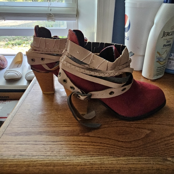 Red booties - Picture 3 of 5